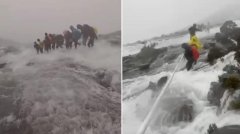 神山突降暴雨 登山者激流中紧抓绳索下山